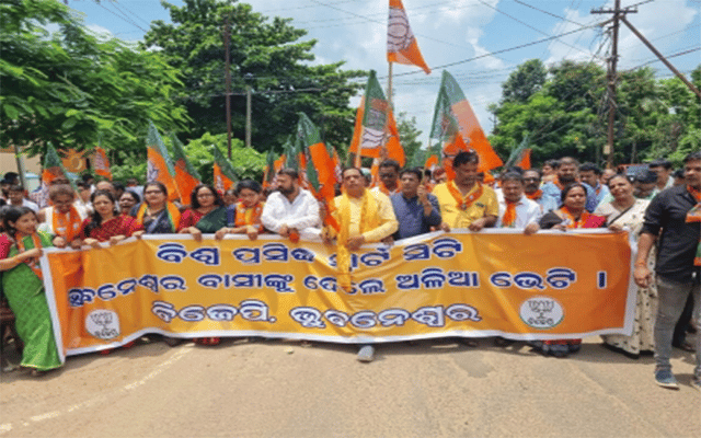 Bhubaneswar: Dispose of garbage from Bhubaneswar city, demands Odisha BJP