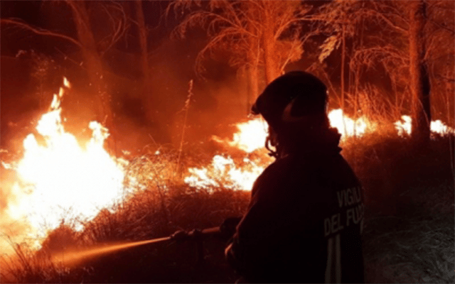 Firefighters battle blazes in Italy