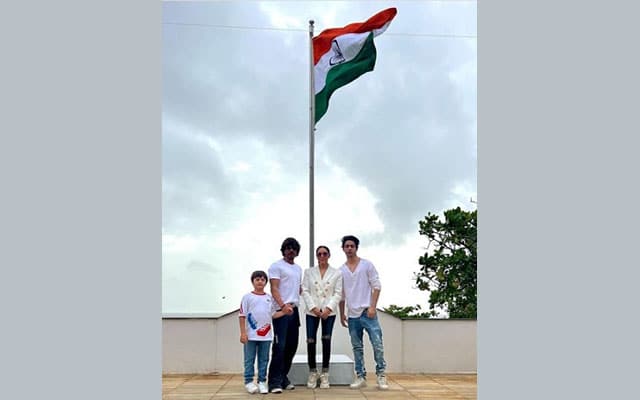 SRK family support Har Ghar Tiranga hoist Tricolour at Mannat