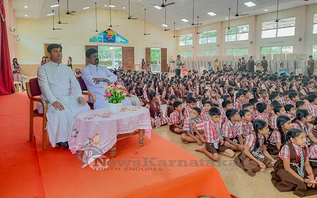 007 Holy Redeemer English Medium School celebrates Hindi Diwas main