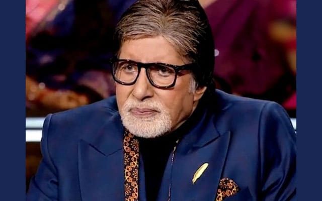 Big B gets a special painting from KBC 14 contestant