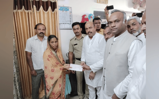 P Kharge distributes Rs 1 lakh cheque