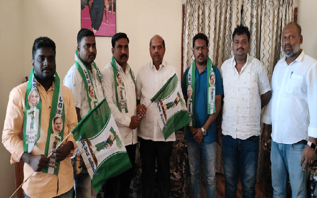Bidar: Hundreds of party workers quit BJP and Cong, join JDS