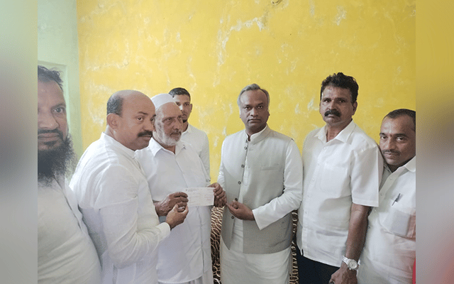 Priyank Kharge distributes Rs 1L cheque to Jaleel's family