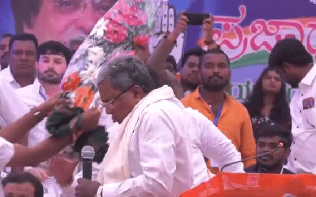 Bidar: Siddu throws bouquet on stage | Azad Times