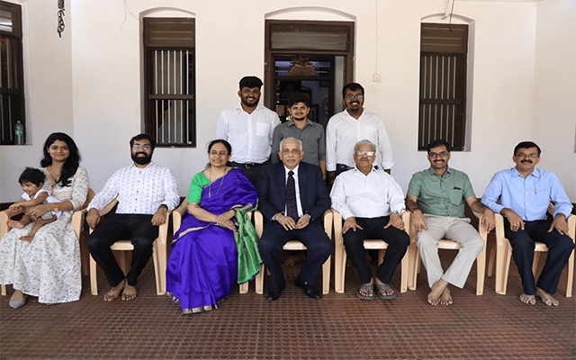 Udupi: Retired Justice Abdul Nazeer seeks his Guru's blessings