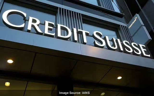 Shares of Swiss bank Credit Suisse plunge to record low