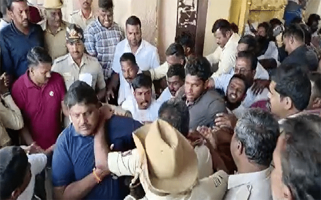 Hassan: Cong-JDS workers clash over distribution of prasadam
