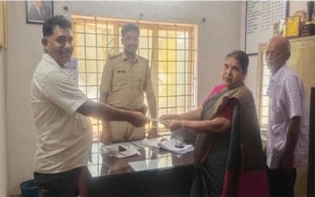 Mangaluru: Revenue Department official shows humanity, hands over money