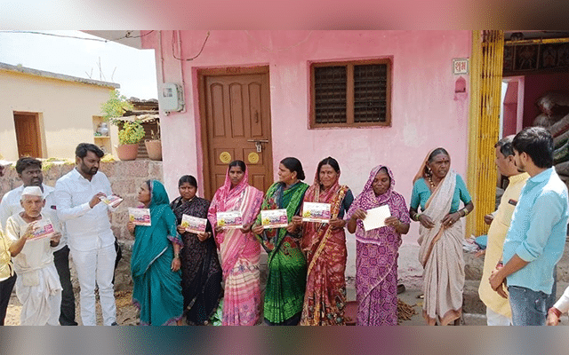 Bidar: Sudhakar Kollur distributes Congress guarantee card