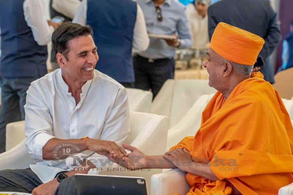 Akshay Kumar visits BAPS Hindu Mandir in Abu Dhabi