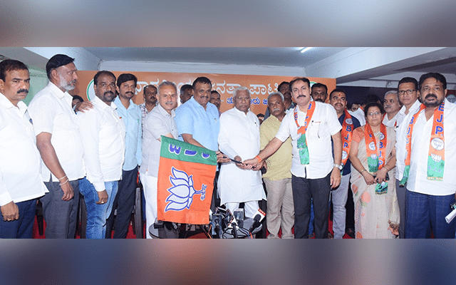 Tumakuru: Belli Lokesh quits JDS, joins BJP