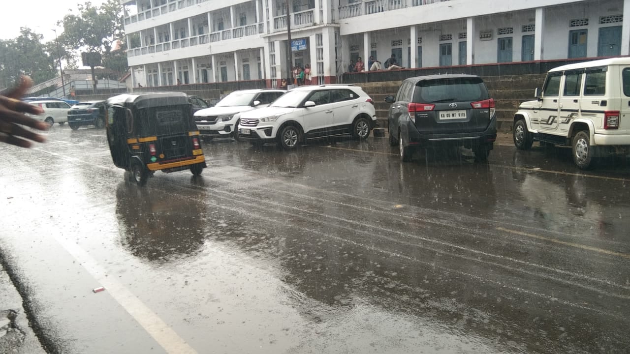 Mangaluru : Hailstorm, gusty winds with rain in and around City