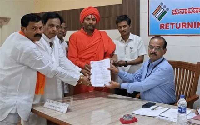 Shivashankara Seer leaves peetha, files nomination papers