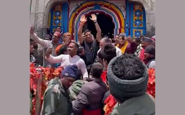 Akshay Kumar seeks blessings at Kedarnath temple, greets fans