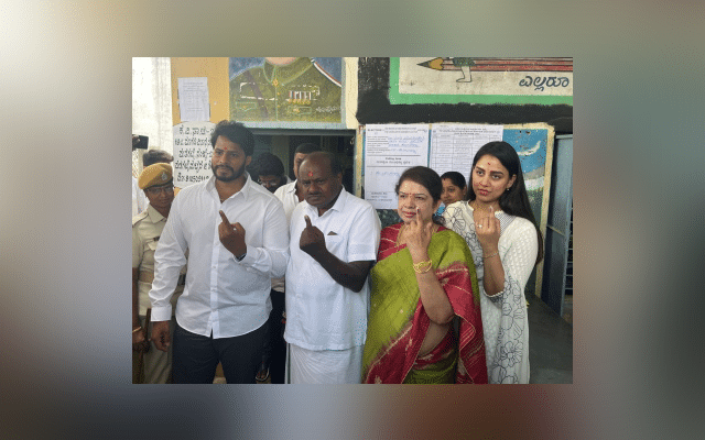 Karnataka: Ex-PM Deve Gowda arrives in chopper to cast vote