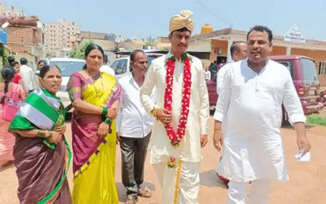 Bidar: Groom comes to polling booth in wedding dress