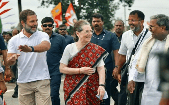 Bengaluru: Siddu meets Sonia, Rahul ahead of cabinet expansion