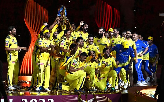 Simplicity at its best Dhoni stays back as teammates hold trophy