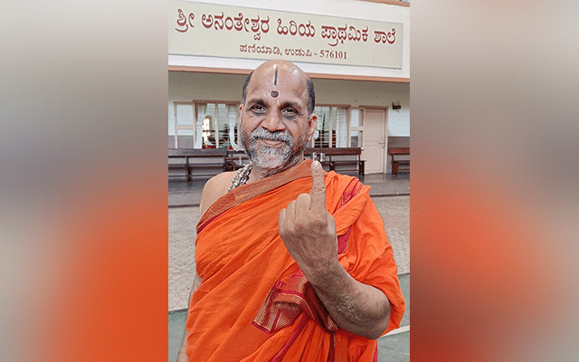 Udupi: Voting is greatest charity, says Puttige seer