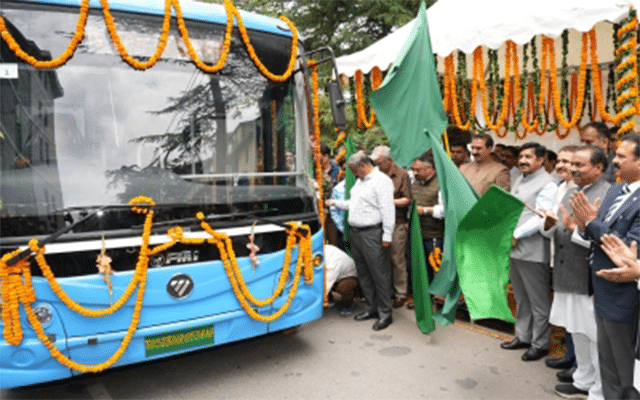Shimla: Himachal CM travels in e-bus to attend Cabinet meeting