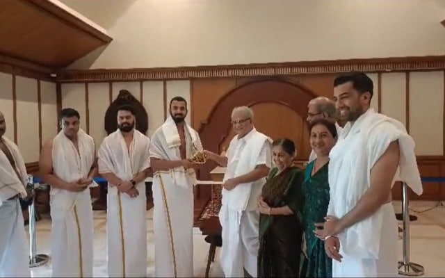 KL Rahul with the family of Dr. Veerendra Hegde