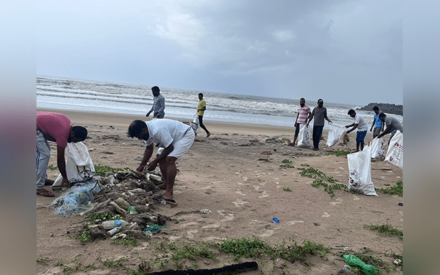 Udupi: MLA Gantihole cleans the beach
