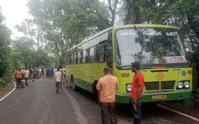 Karwar: Bike collides with a bus: One dies, three serious | Azad Times