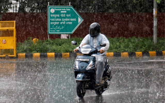Heavy rain lash parts of Delhi, min temperature recorded at 25 degrees