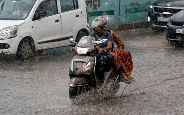 Heavy rain lashes Delhi, roads waterlogged in several areas
