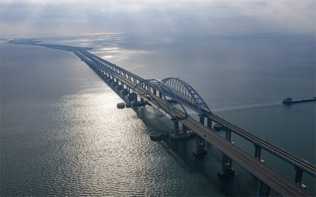 Traffic halted on Crimean bridge due to unspecified emergency