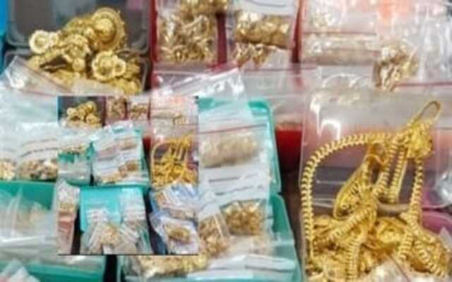 In a major operation, authorities successfully seized a substantial amount of gold worth 10 crore rupees and arrested four individuals. The impressive haul of gold was confiscated as part of a significant crackdown on illegal activities. The operation led to the apprehension of the suspects involved in the unlawful possession and transportation of the valuable commodity.