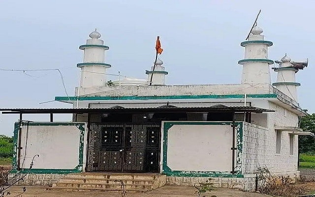 Youths arrested for raising Bhagavad Gita flag on Mosque | Azad Times