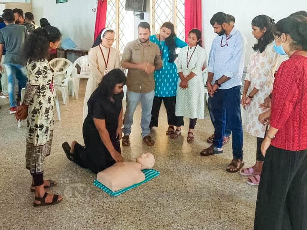 007 of 0007SSW Roshni Nilaya holds workshop on emergency lifesaving skills