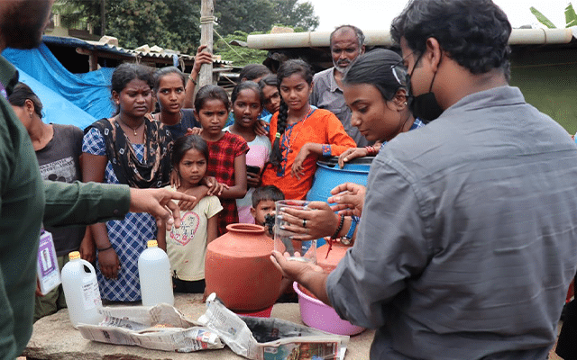 Students training the migrant laborers, the water purification process as part of the campaign