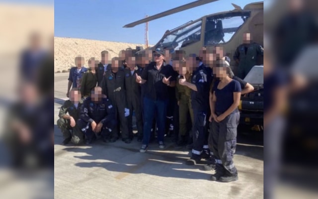 A beacon of hope in these difficult times, Hollywood director Quentin Tarantino recently paid an unexpected visit to southern Israel, visiting military installations and expressing his support for the IDF. Both the soldiers and the citizens were delighted by the unexpected and unannounced visit.