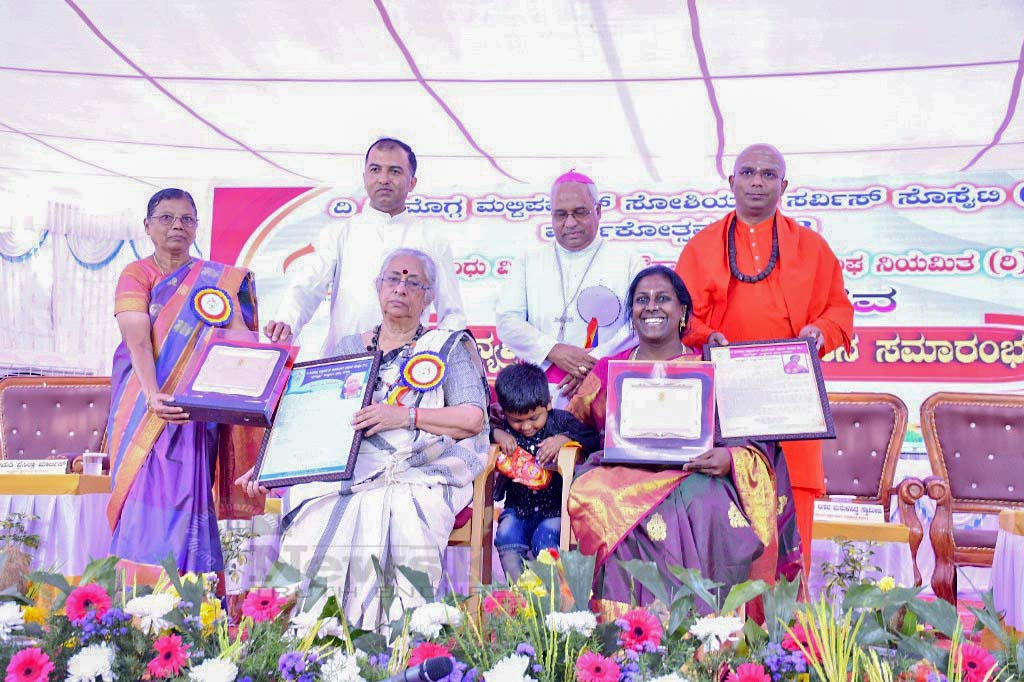 SMSSS confers Chaitanyashri in Streebandhu Decennial Celebration