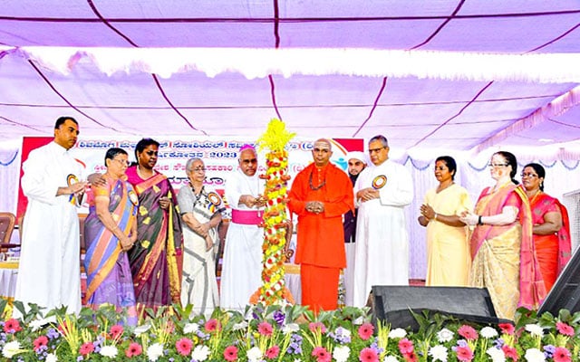 SMSSS confers Chaitanyashri in Streebandhu Decennial Celebration