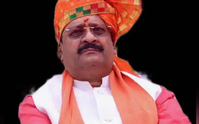 Karnataka BJP MLA Basanagouda Patil Yatnal on Wednesday alleged that Chief Minister Siddaramaiah had shared the dais with a person who has connections with IS terrorists.