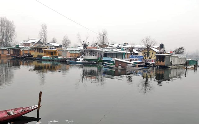 Minimum temperature dipped further in Srinagar city on Thursday recording season’s lowest so far at minus 5.4.An official of the Meteorological (MeT) department said, “At minus 5.4 degrees Celsius today