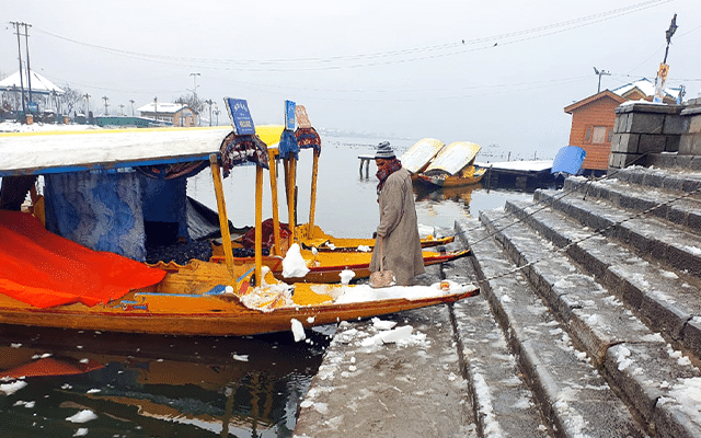 J&K’s Srinagar froze as the minimum temperature dropped to minus 4.6 degrees Celsius on Saturday.For the first time this season, locals were seen lighting small fires